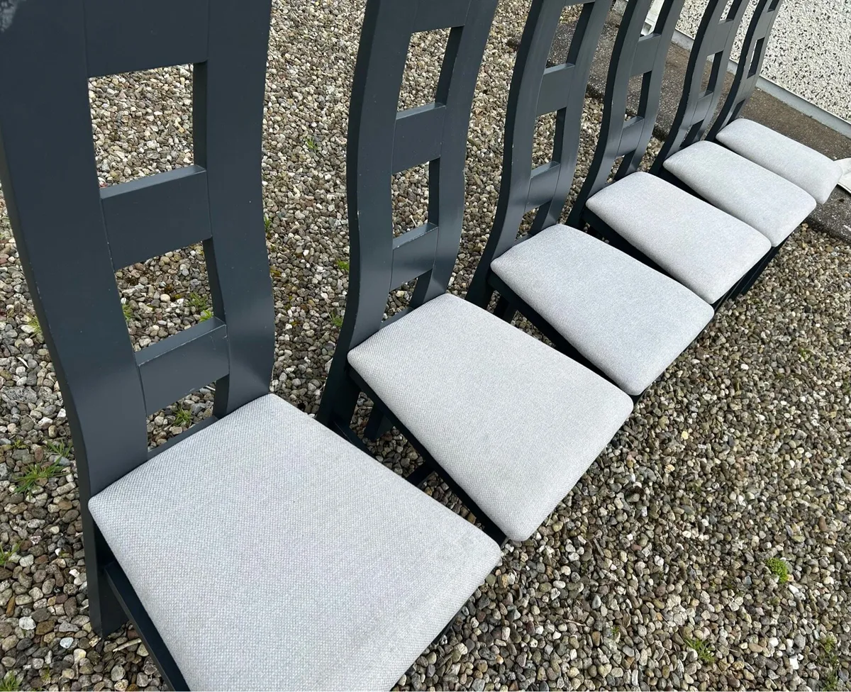 6 Chairs - Image 2