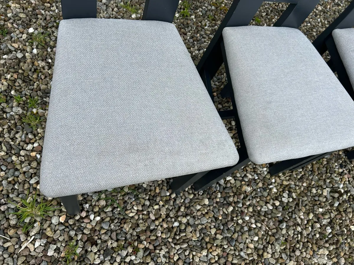 6 Chairs - Image 4