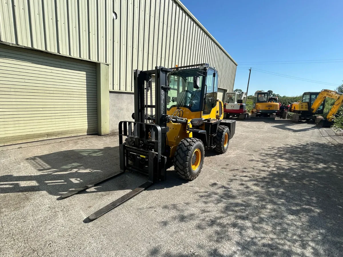 4x4 Forklift - Image 4