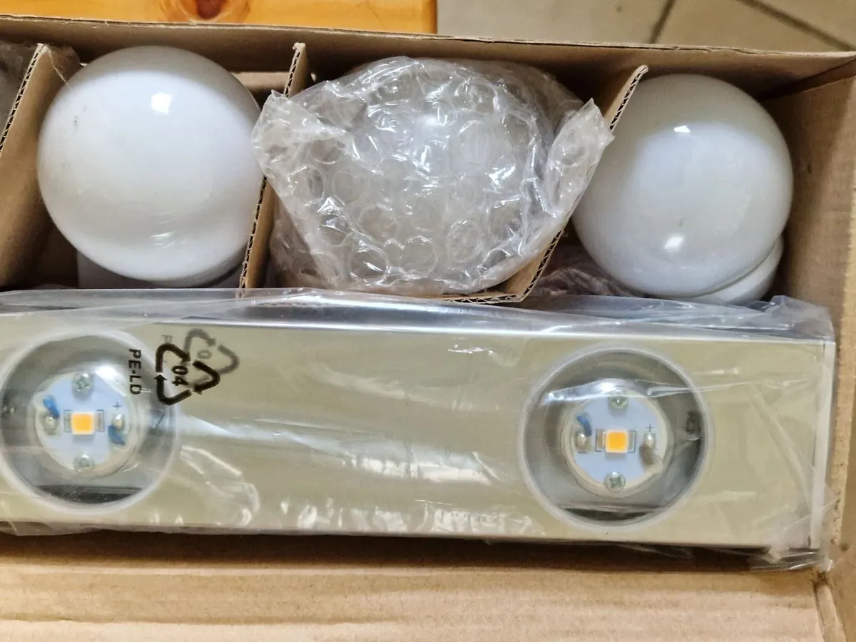 BRAND NEW IN BOX 5 Bulb Bar Light - Image 2