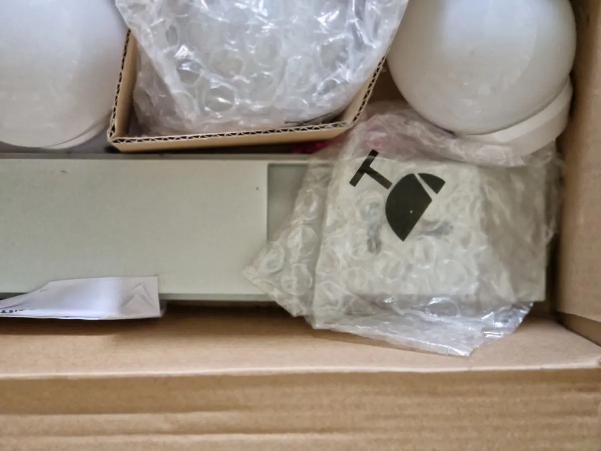 BRAND NEW IN BOX 5 Bulb Bar Light - Image 4