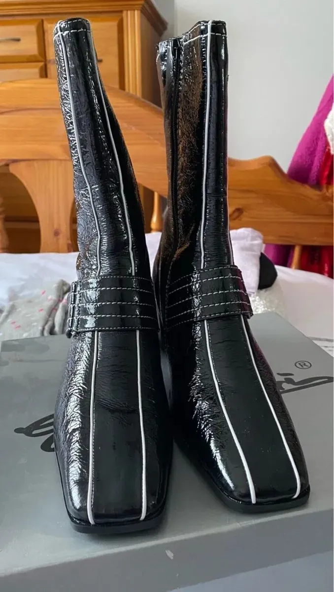 Brand NEW Gino Ventori Ladies Boots, Size 39 / 6 - Image 2
