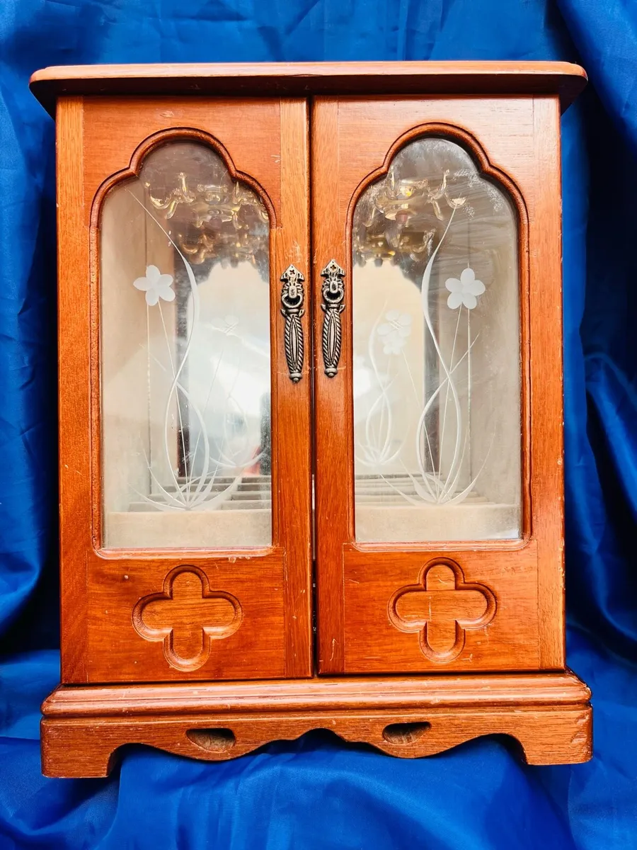 Wooden jewellery box - Image 1