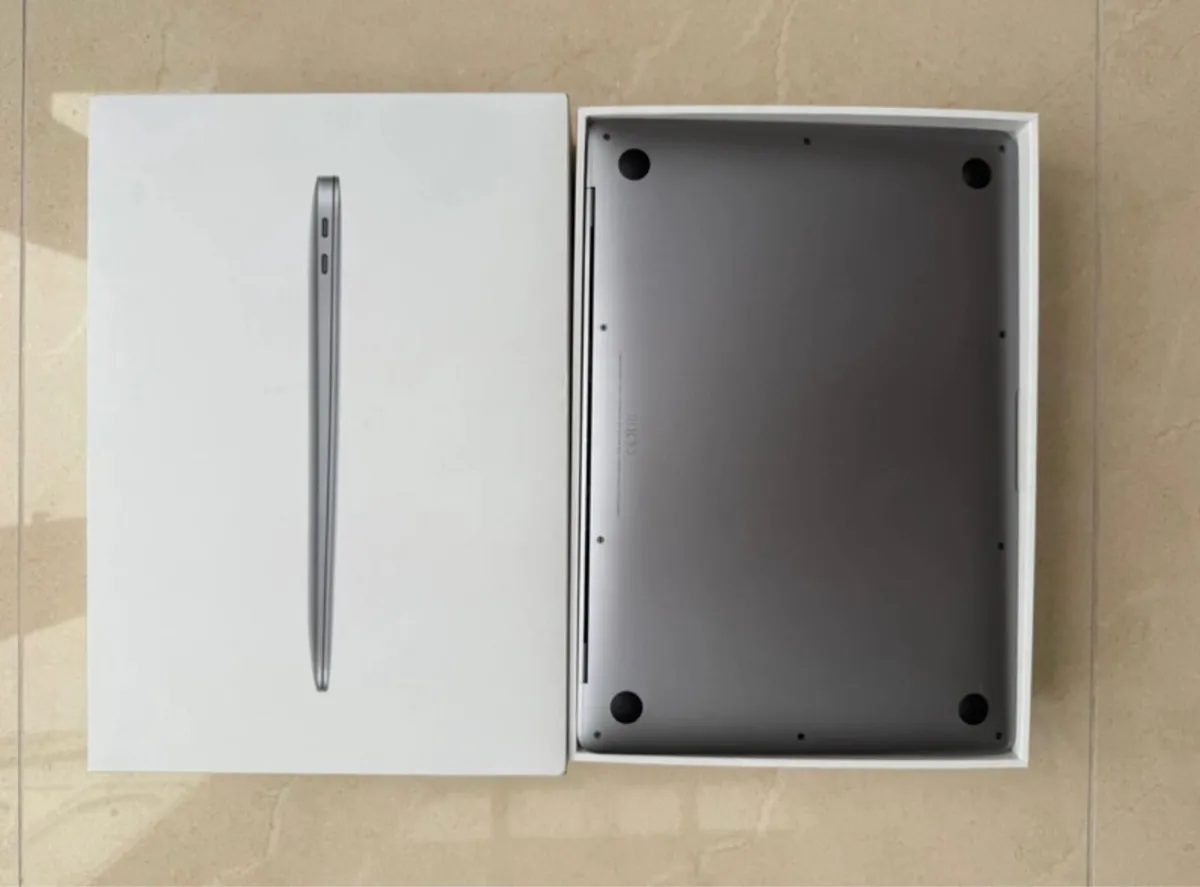 MacBook Air 13-inch - Image 2