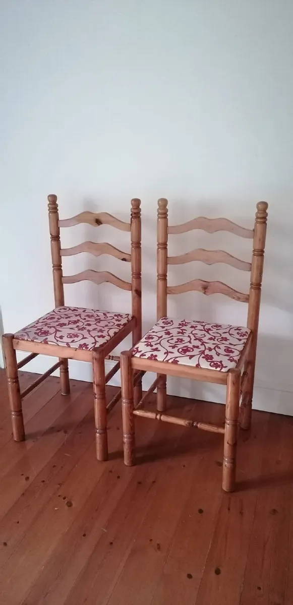 Shaker-style ladder-back dining chairs - Image 3