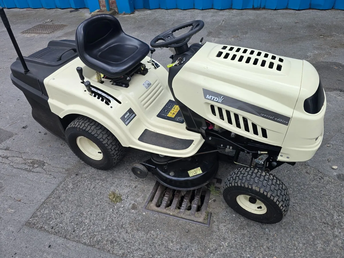 Ride on mowers all different - Image 3