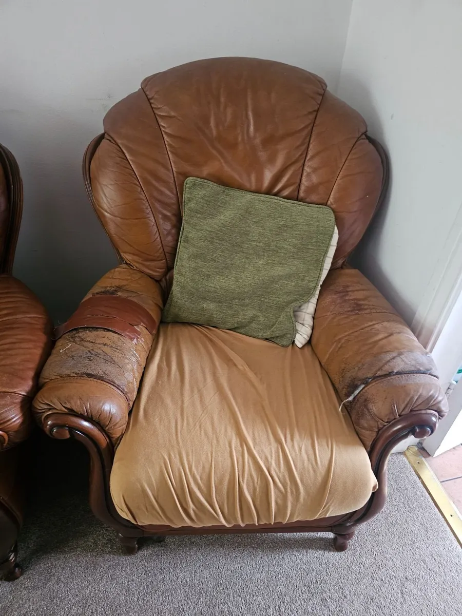 Couch and 2 chairs - Image 2