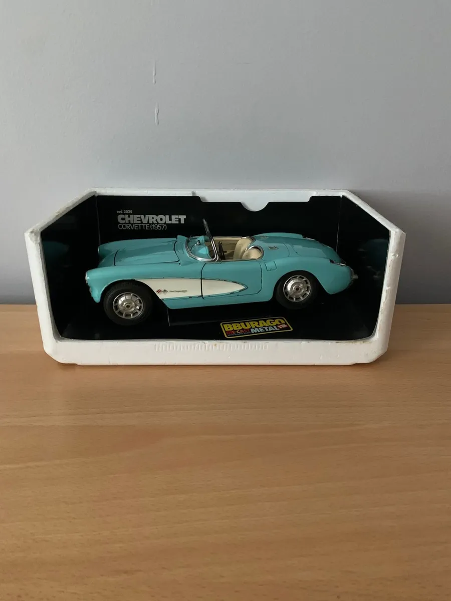 1957 Chevrolet Corvette 1/18 Burago Model Car - Image 2