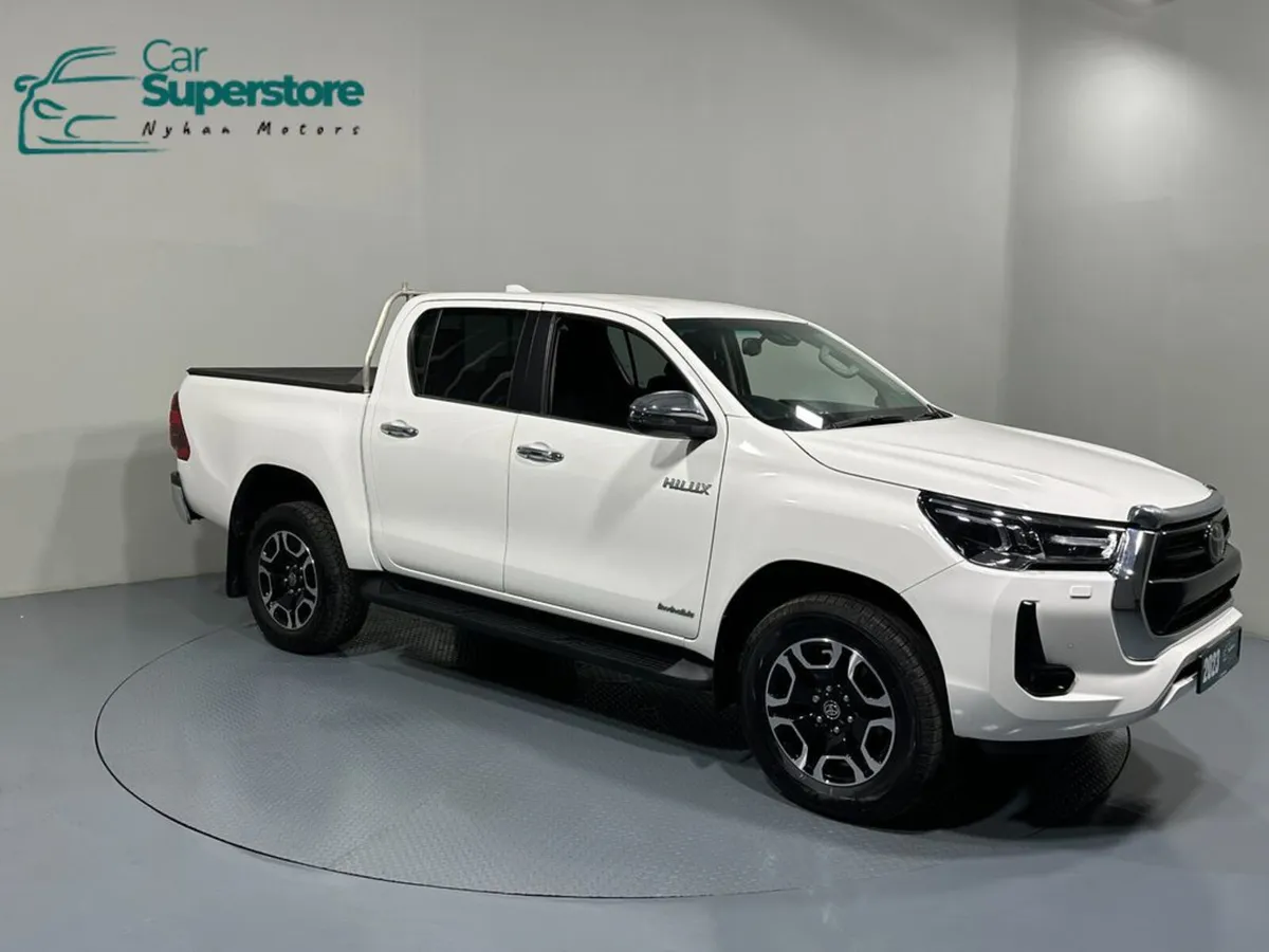 Toyota Hilux 2.8 D-4D Invincible Automatic 231 - Image 1