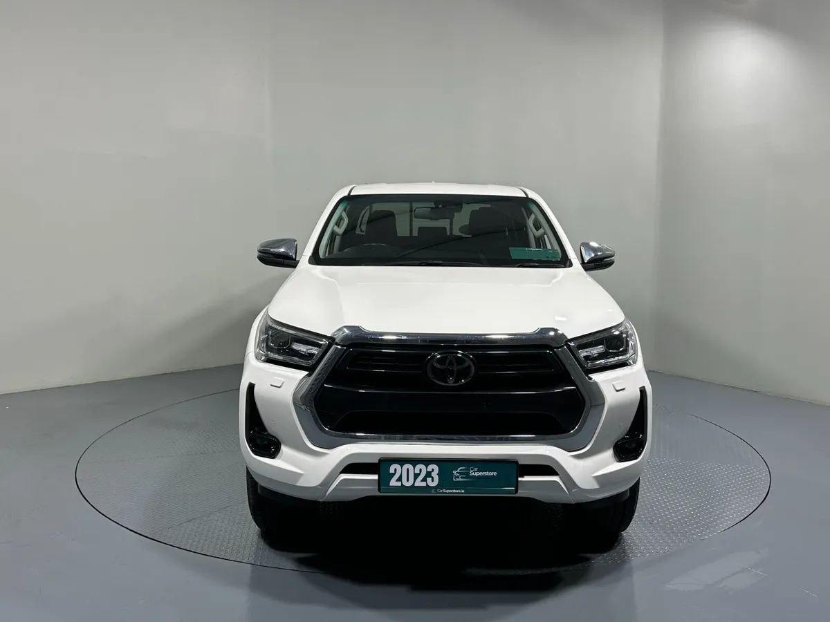Toyota Hilux 2.8 D-4D Invincible Automatic 231 - Image 2