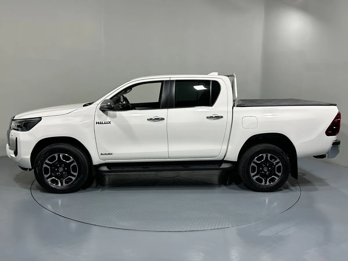 Toyota Hilux 2.8 D-4D Invincible Automatic 231 - Image 4