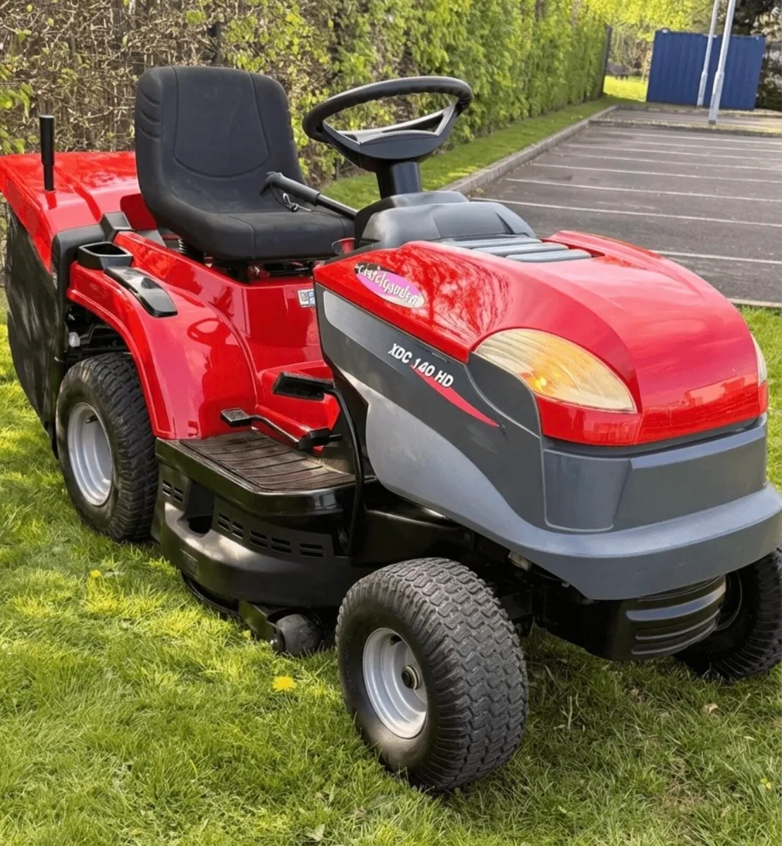 Castlegarden ride on mower - Image 1