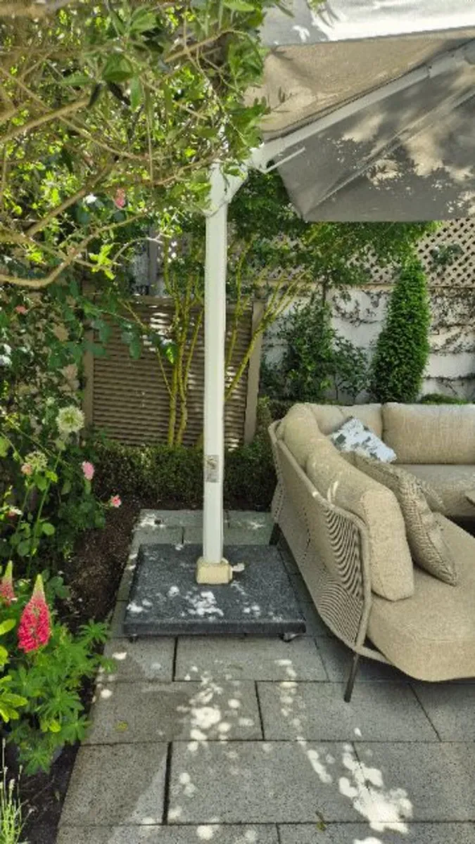 Garden parasol and base - Image 3