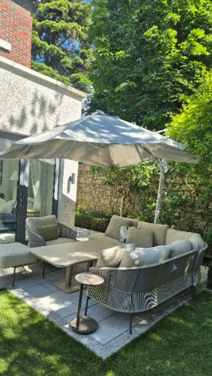 Garden parasol and base - Image 1