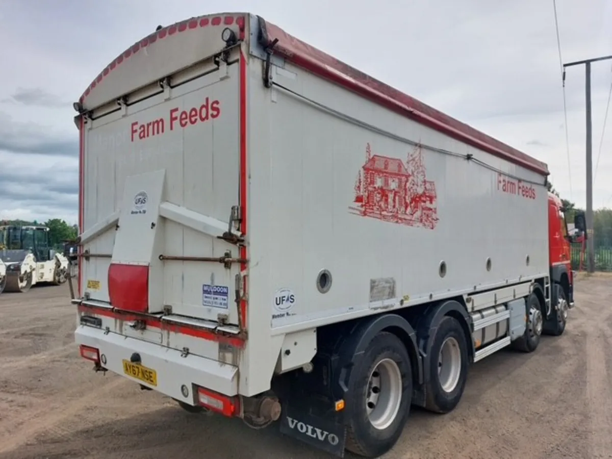 2017 Volvo FM410 8x4 Alloy Bulk Blower - Image 4