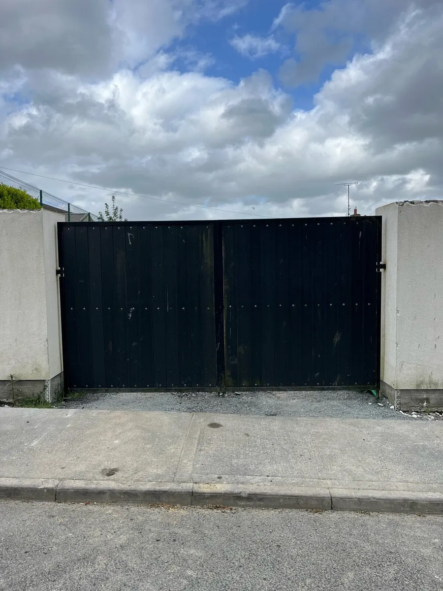 **Entrance gate and pedestrian gate** - Image 1