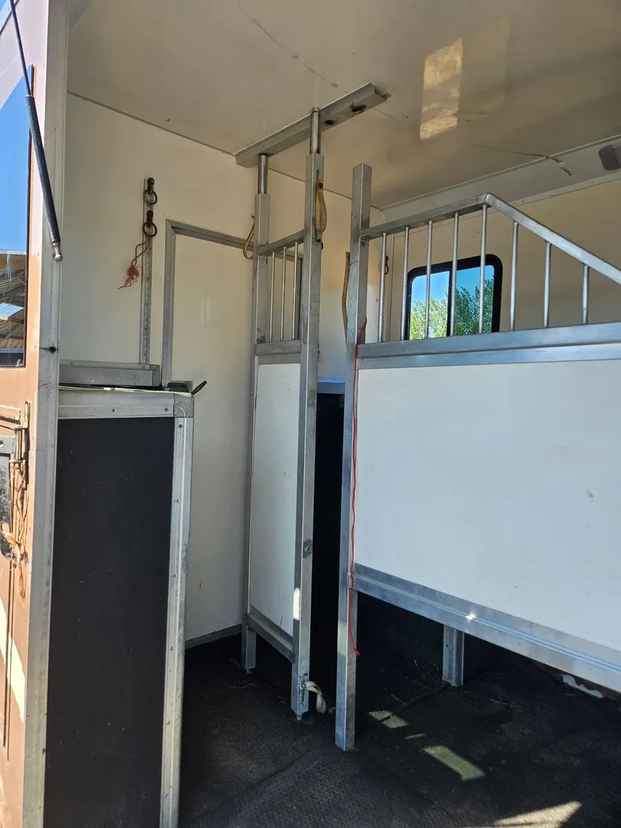 Two stall horse van - Image 3