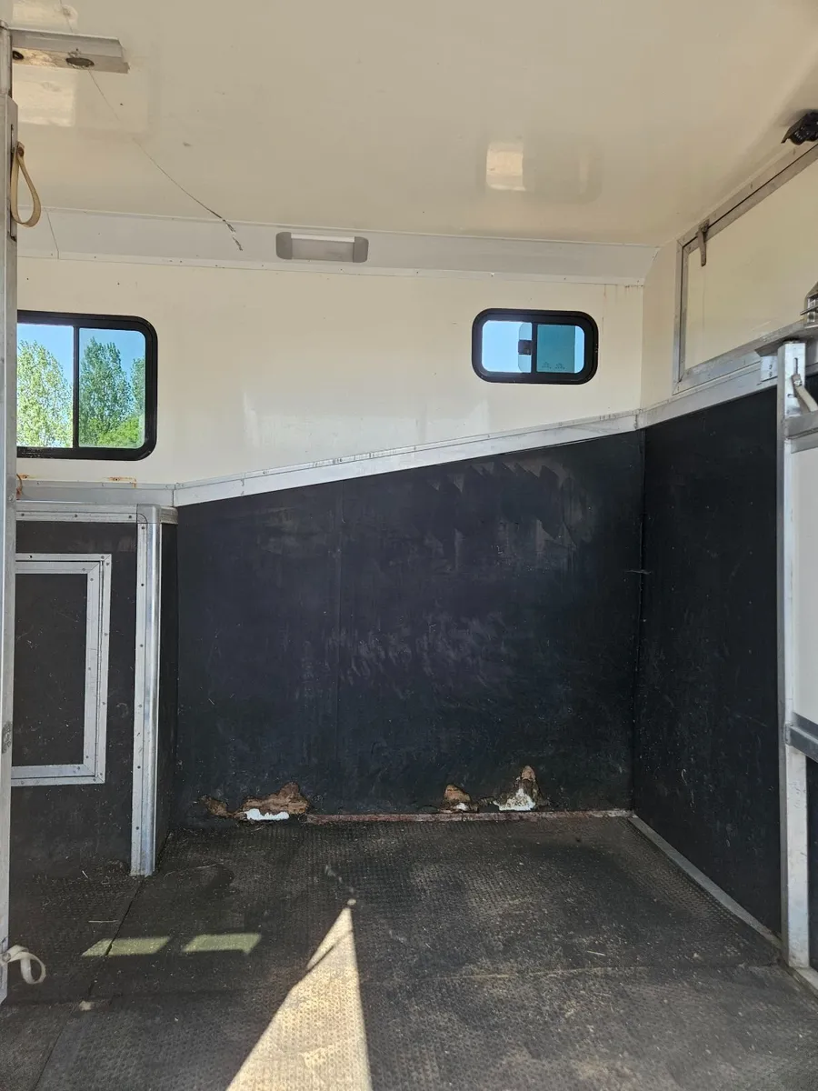 Two stall horse van - Image 4