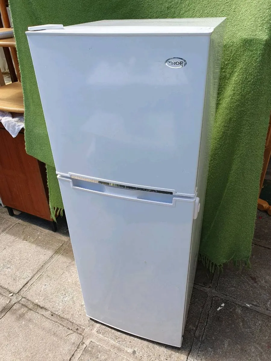 Small upright fridge freezer - Image 1