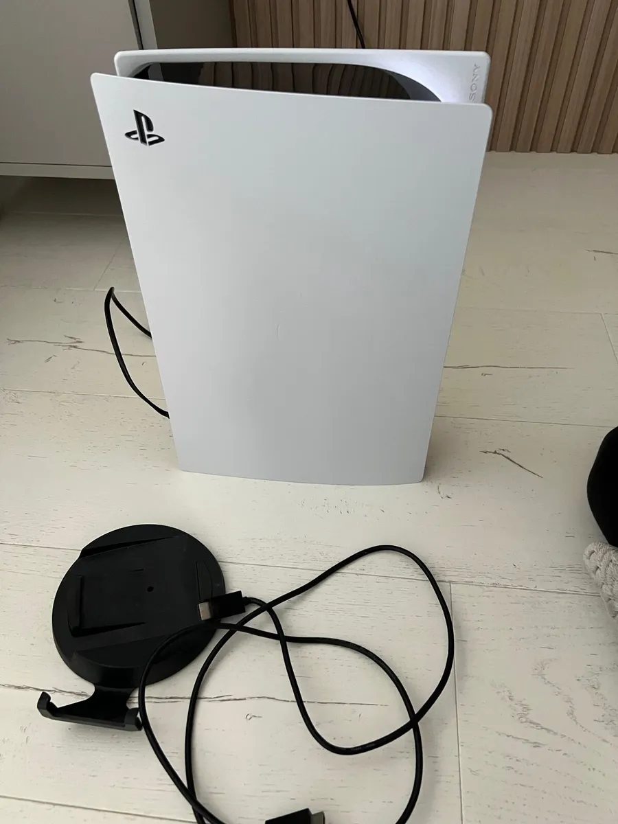 Perfect Condition Ps5 + 6 games - Image 1