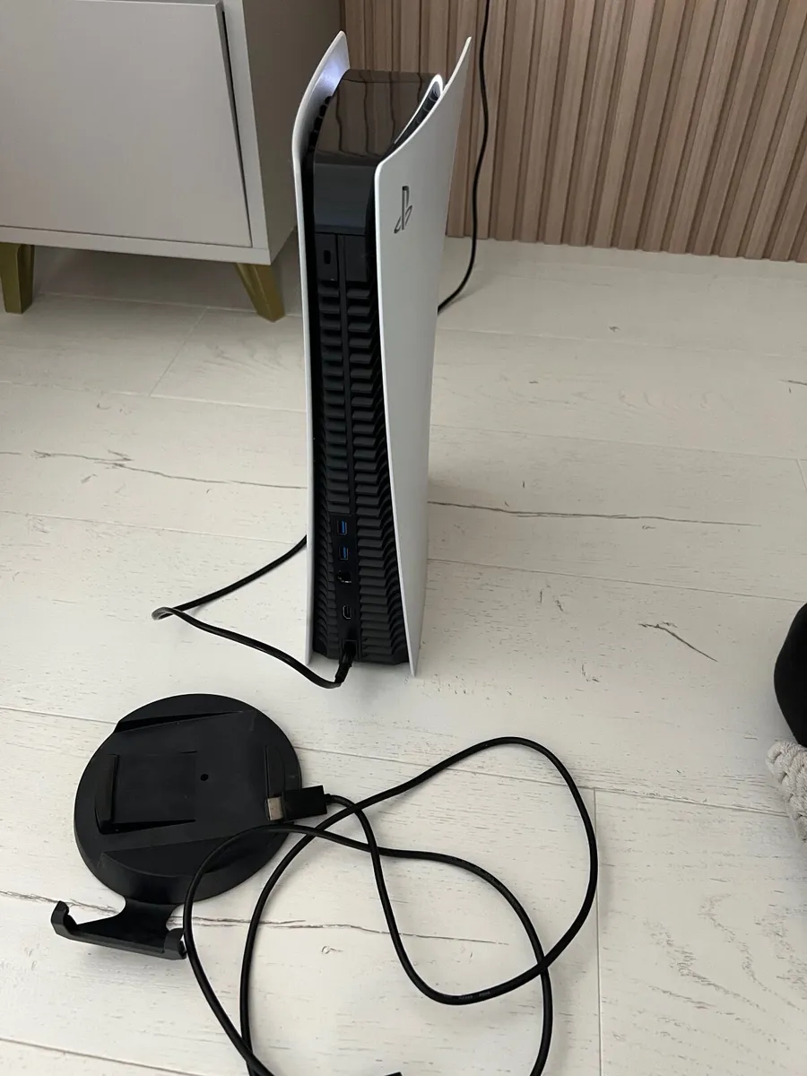 Perfect Condition Ps5 + 6 games - Image 3