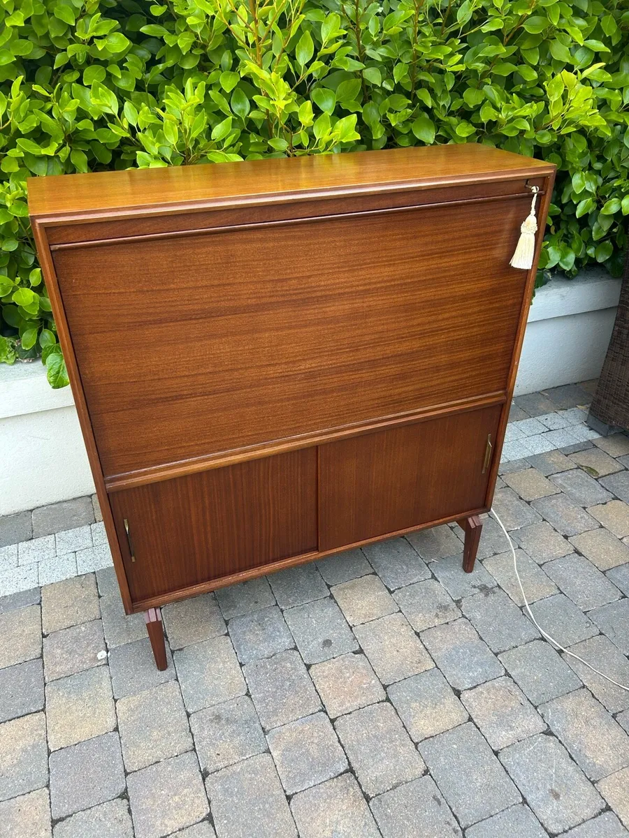 Beaver & Tapley mid century teak drinks cabinet - Image 2