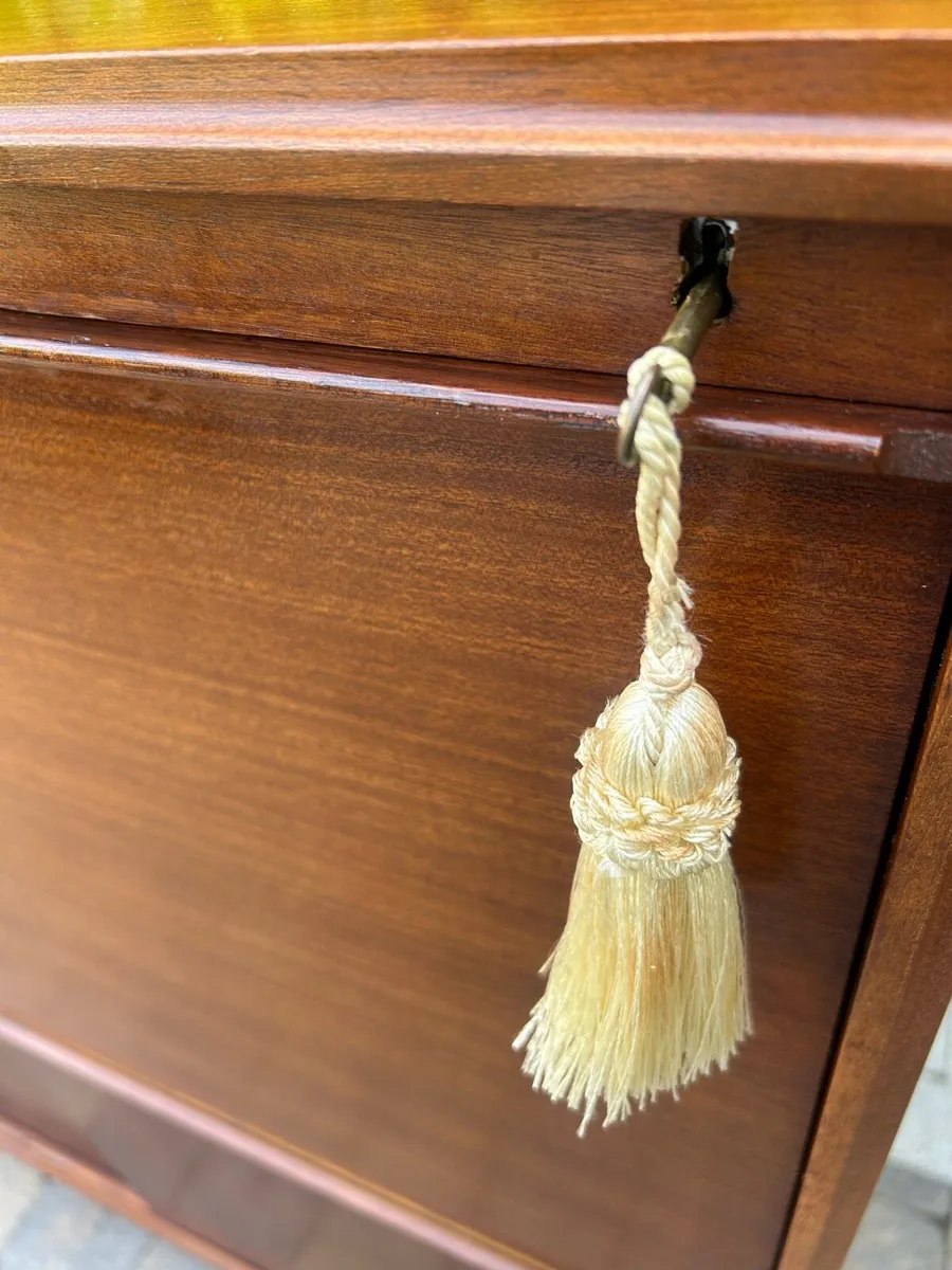 Beaver & Tapley mid century teak drinks cabinet - Image 3