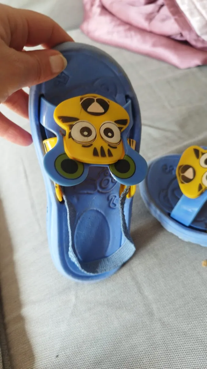 Kids sandals size 25 - Image 2