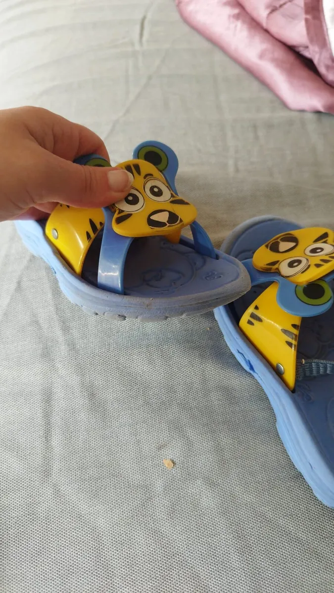 Kids sandals size 25 - Image 4