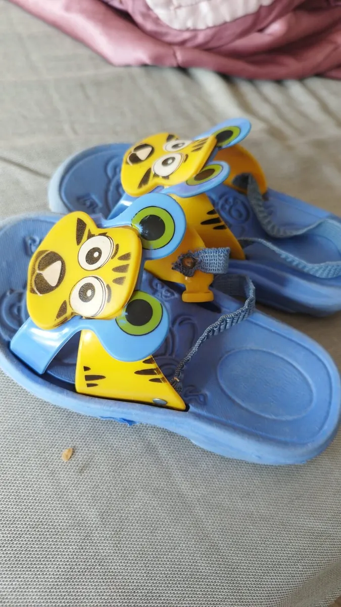 Kids sandals size 25 - Image 1