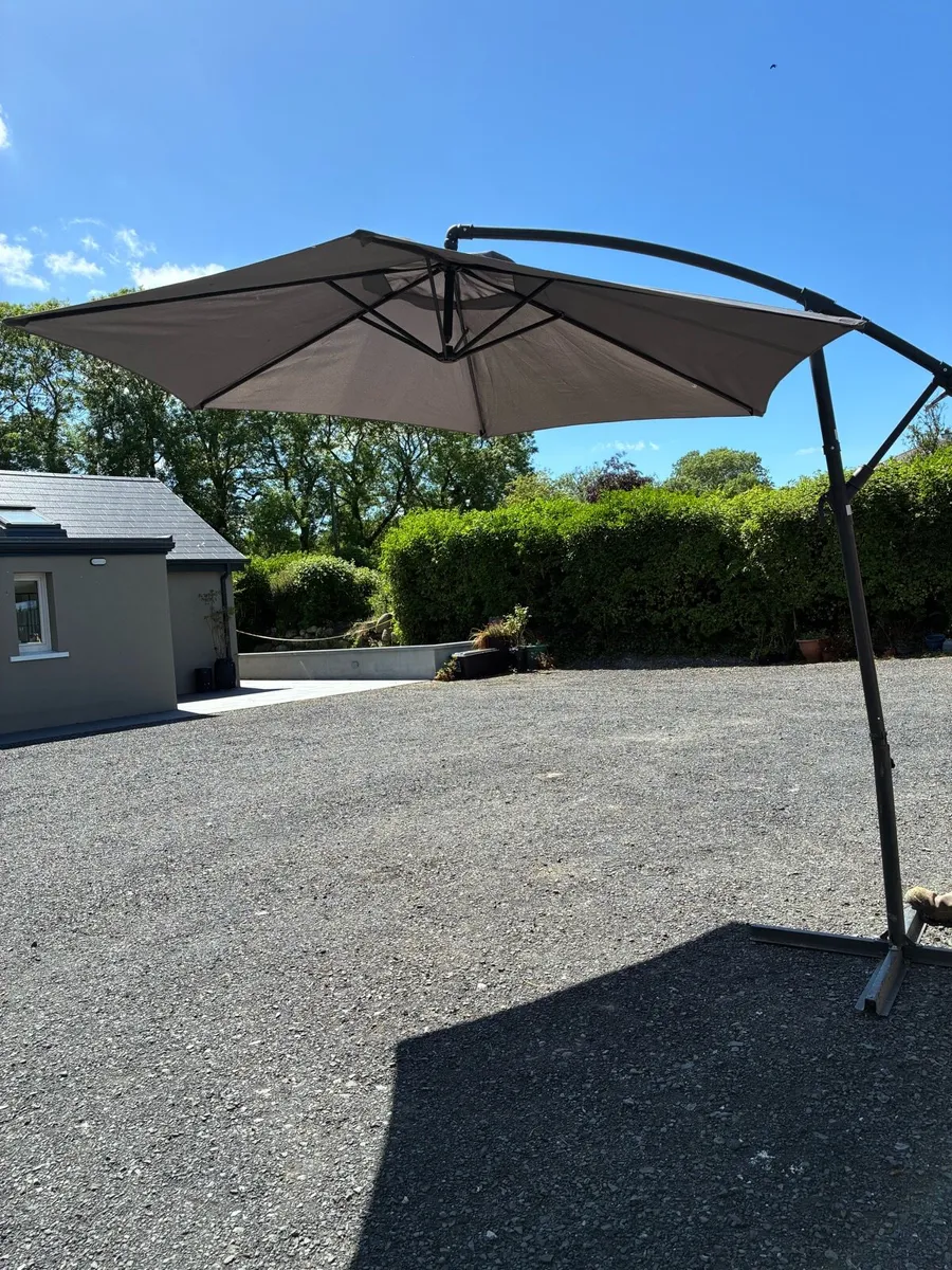 Cantilever parasol - Image 1
