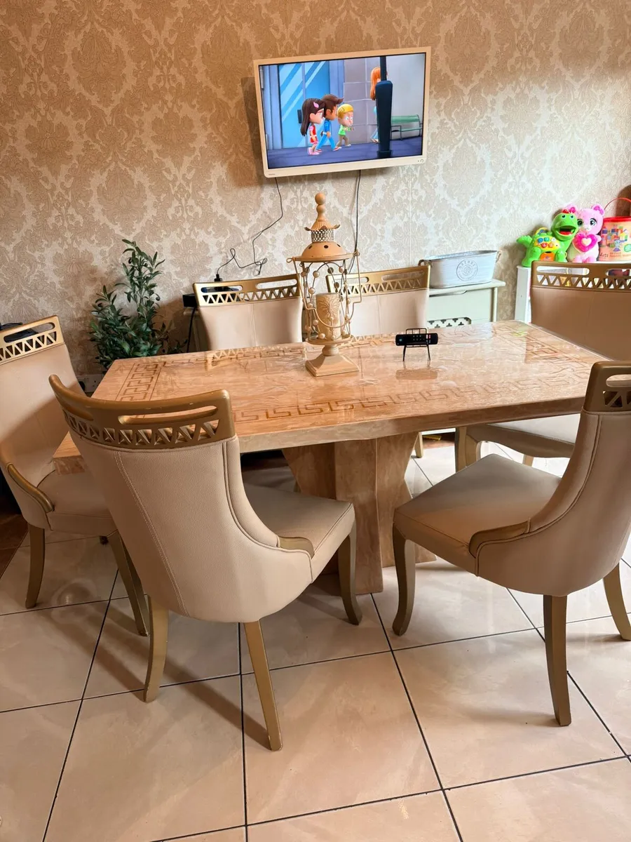 Kitchen table - Image 1