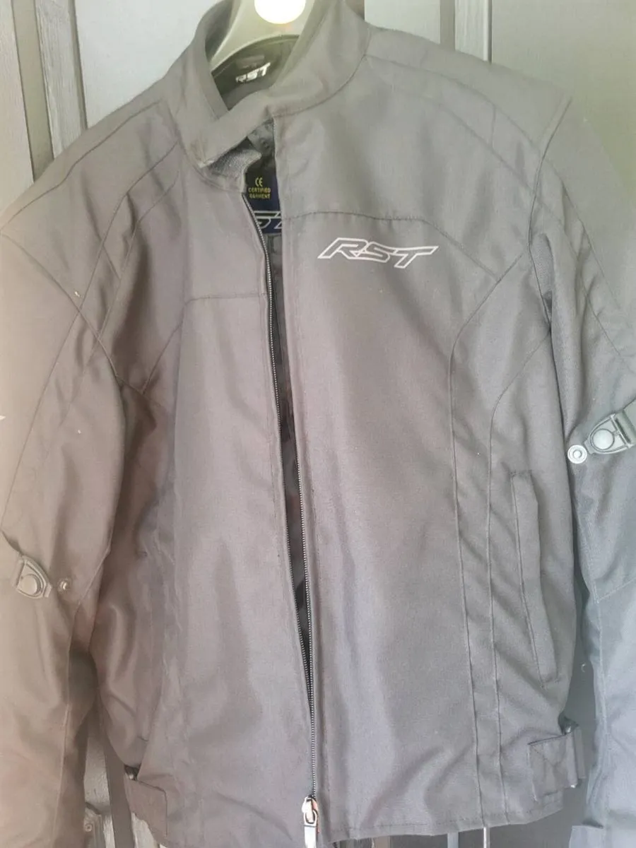 Motorcycle jacket an leather pants - Image 2