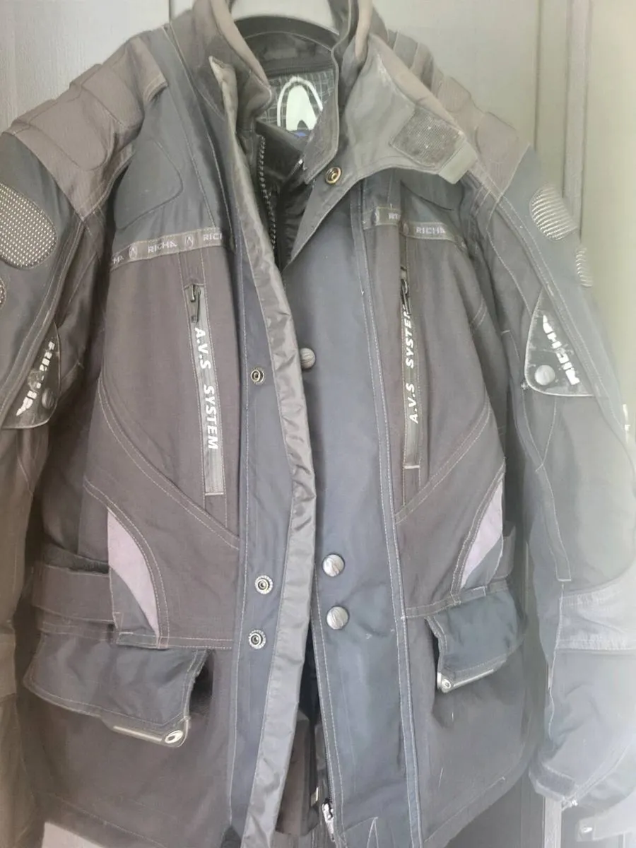Motorcycle jacket an leather pants - Image 4
