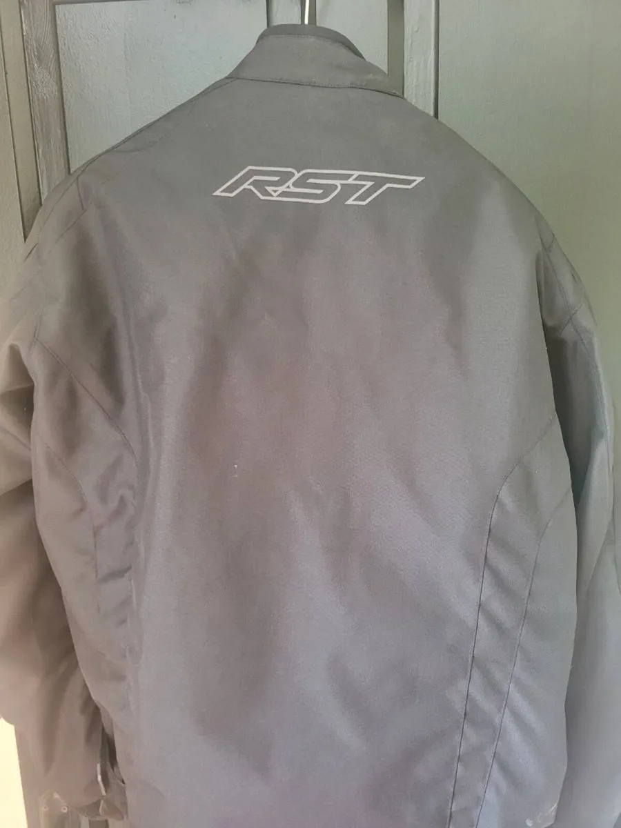 Motorcycle jacket an leather pants - Image 1