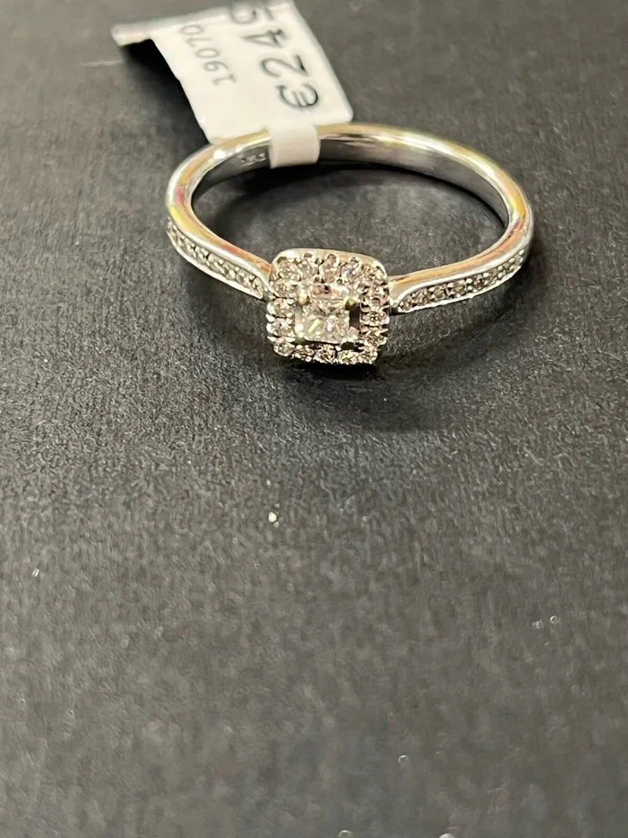 9k white gold diamond ring - Image 1