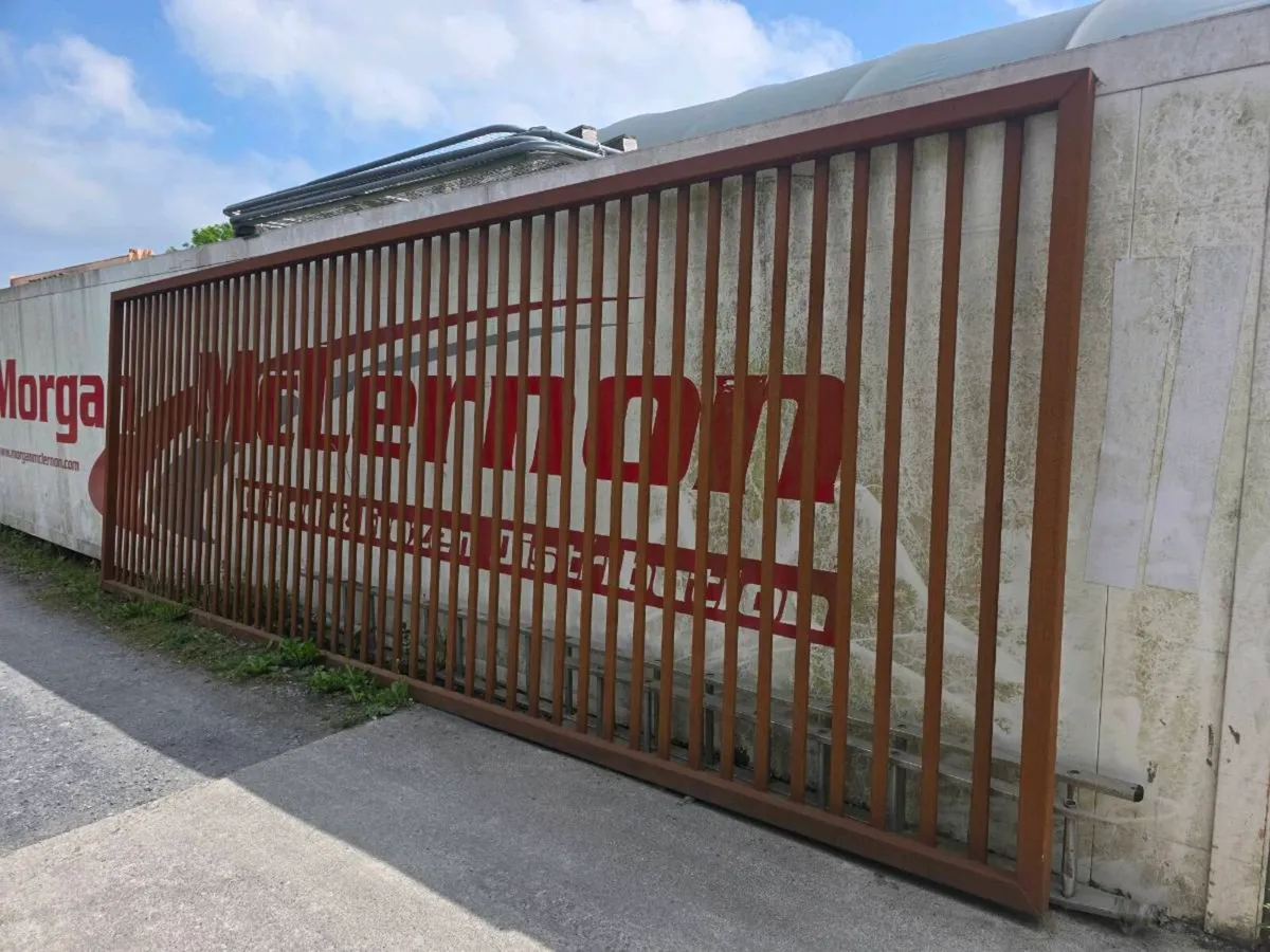 Steel sliding gate 7.5m long, 2.5 high - Image 1
