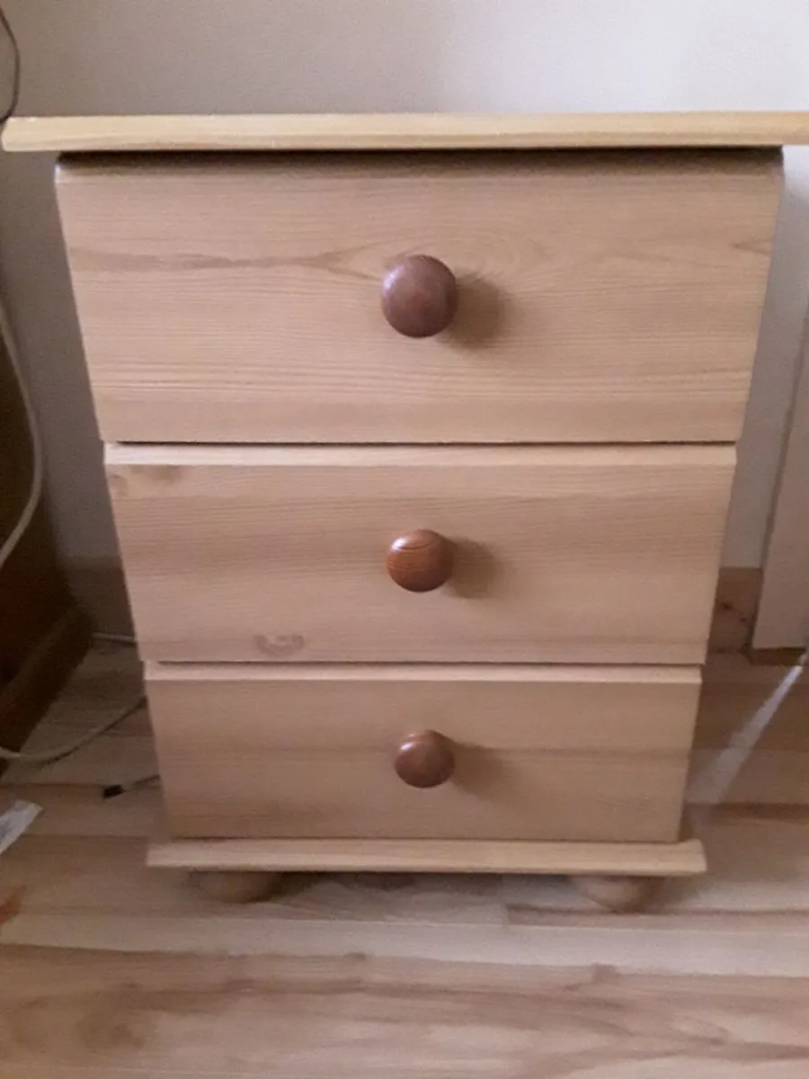 Tree draw Locker in good condition - Image 1