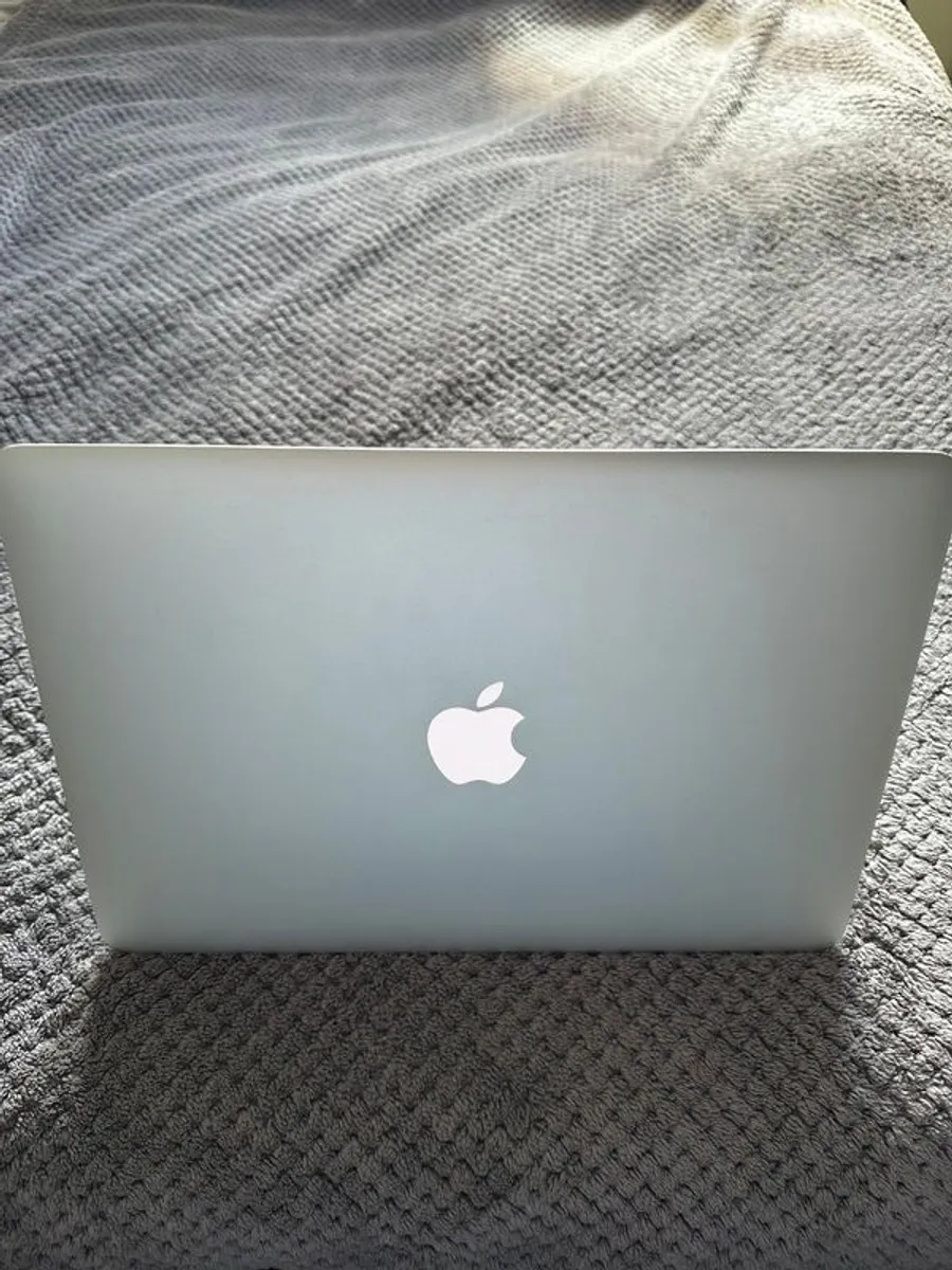 Apple MacBook Air (2017- Great Condition) - Image 4