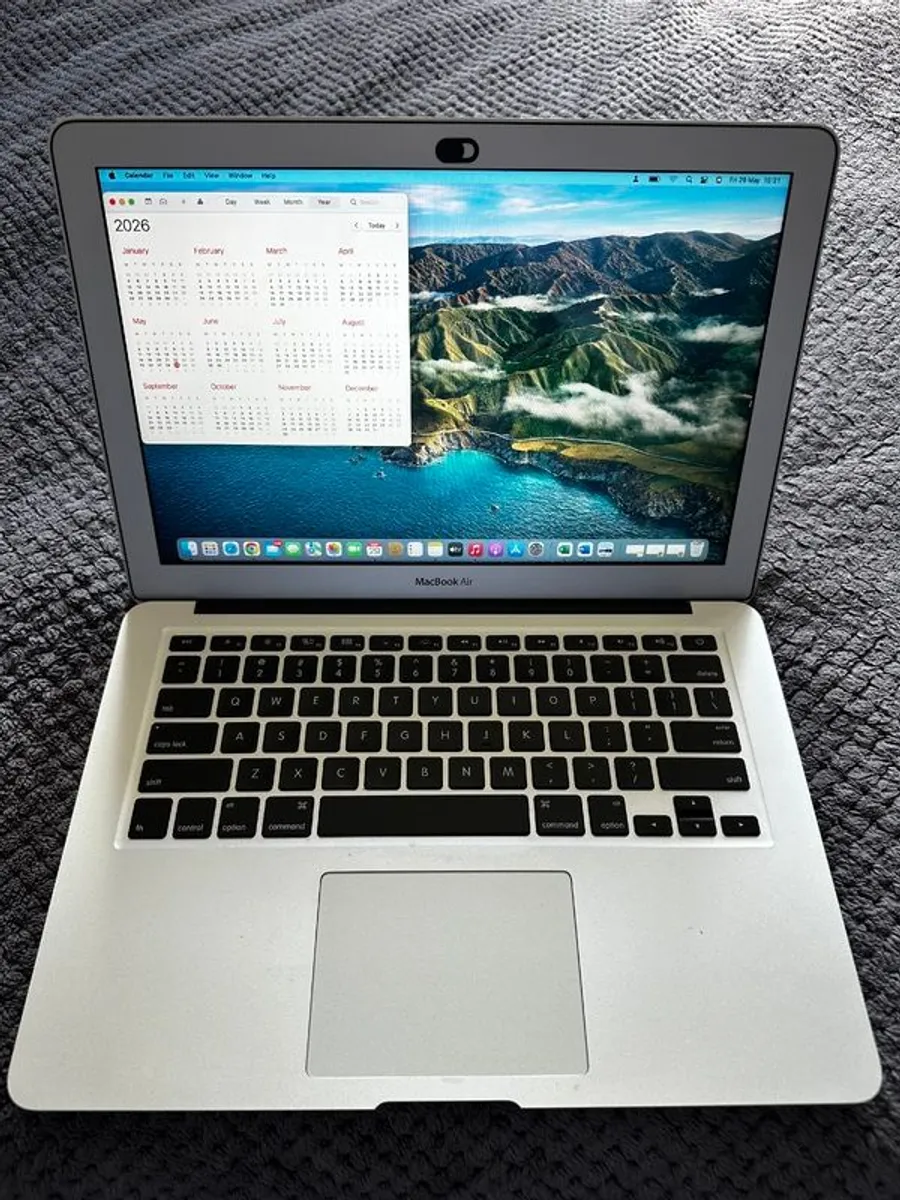 Apple MacBook Air (2017- Great Condition) - Image 1