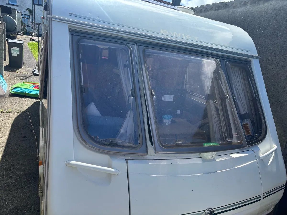 Swift challenger 4/5 berth caravan - Image 3