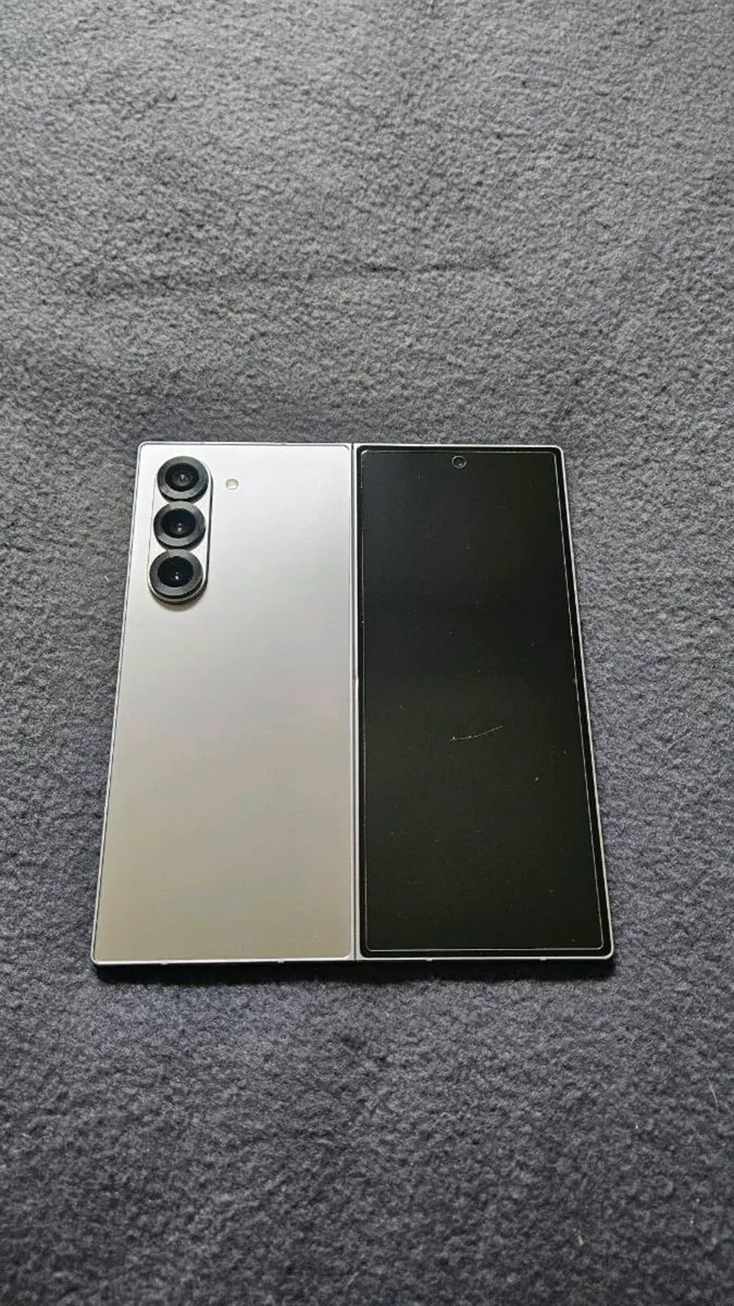 Samsung Galaxy Fold 6 1TB Silver Unlocked - Image 1