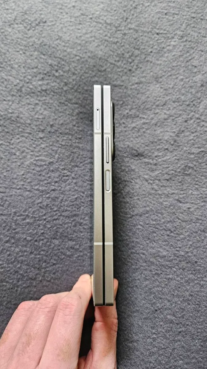 Samsung Galaxy Fold 6 1TB Silver Unlocked - Image 3