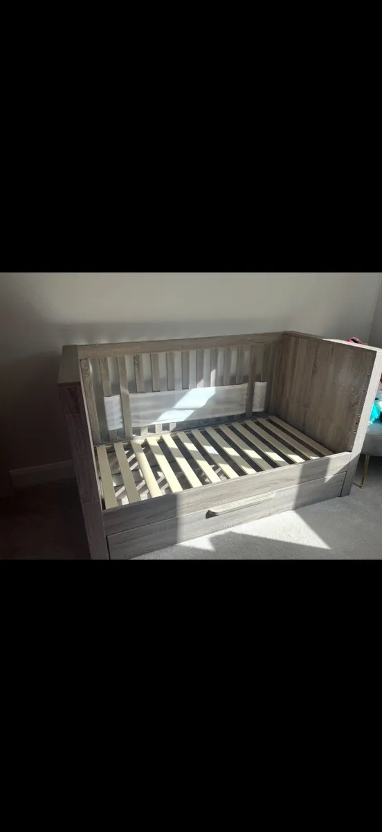 Franklin Cot/Cot Bed and mattress - Image 2