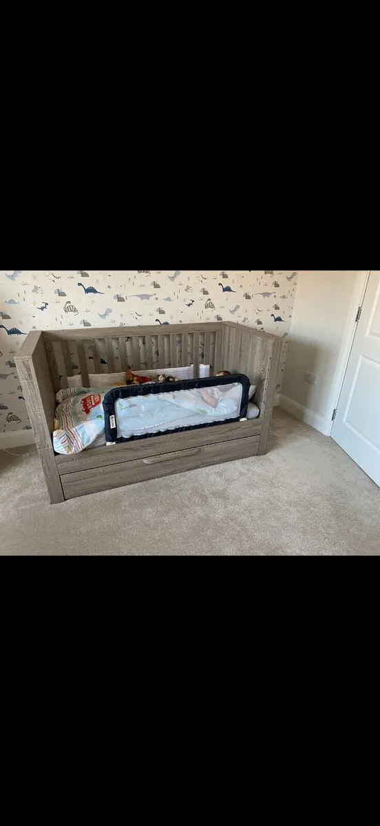 Franklin Cot/Cot Bed and mattress - Image 3