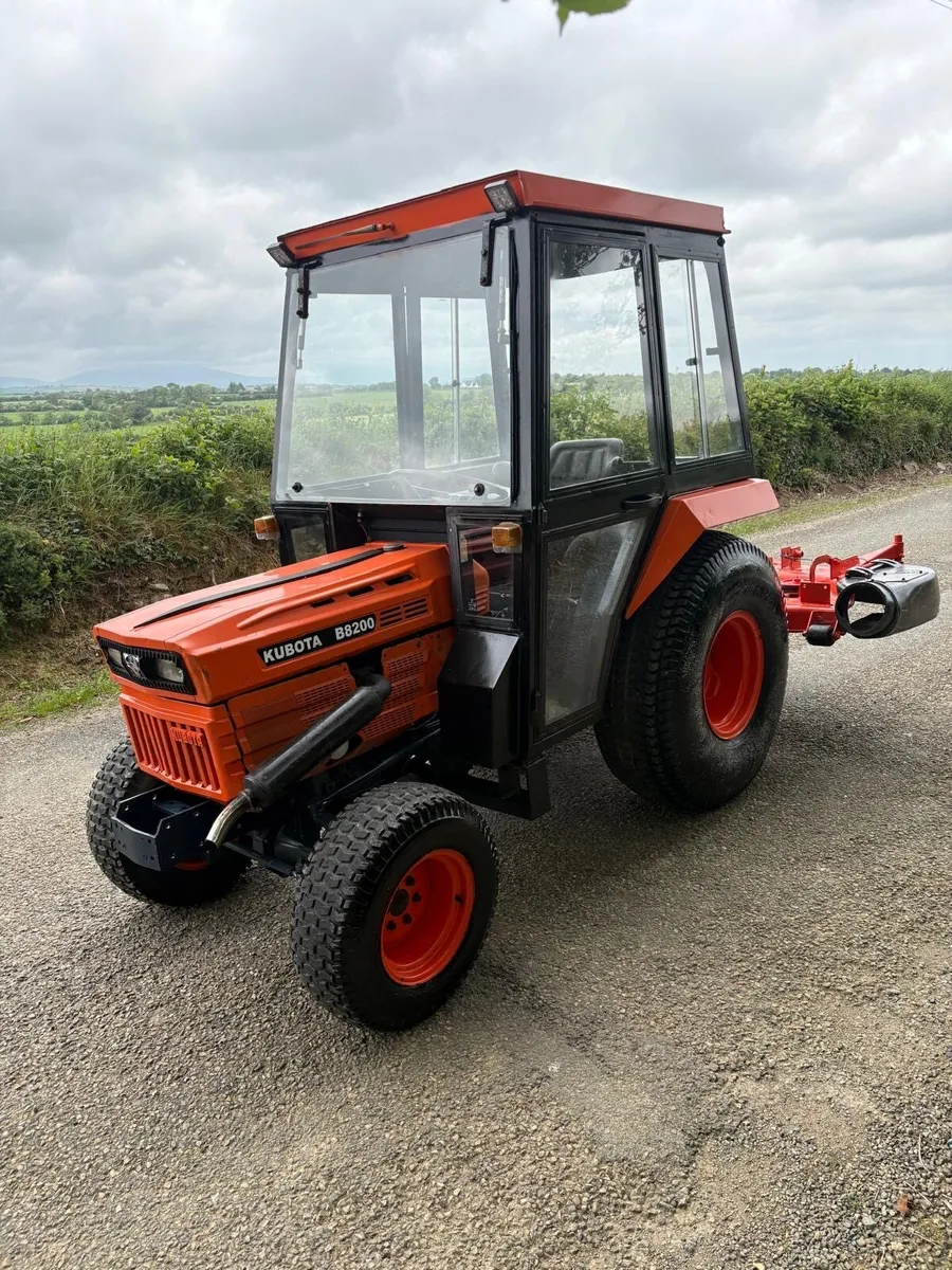 Kubota B8200 tractor with mower - Image 1