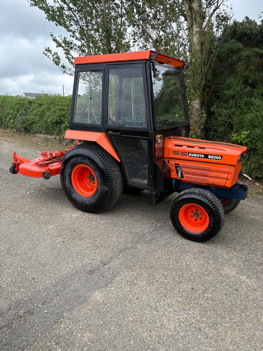 Kubota B8200 tractor with mower - Image 2