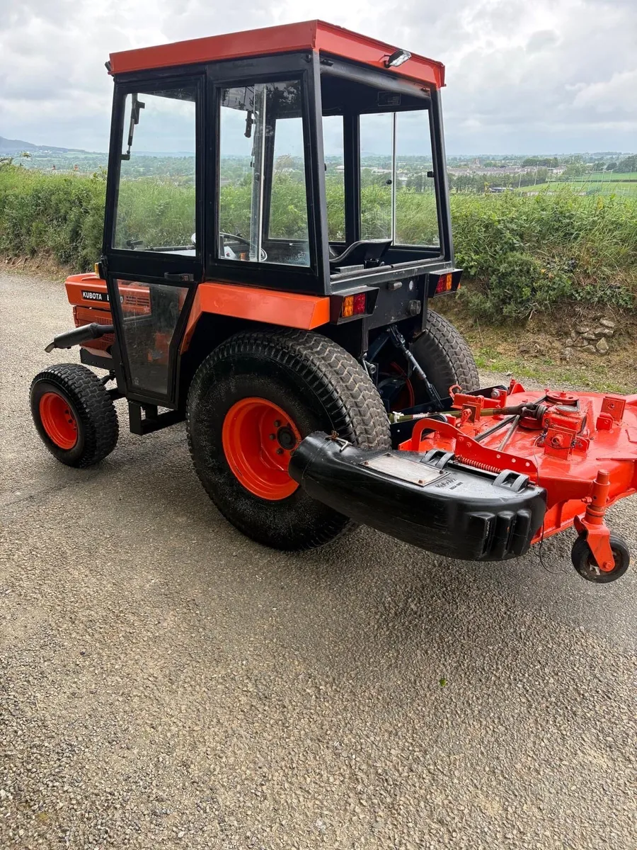 Kubota B8200 tractor with mower - Image 4