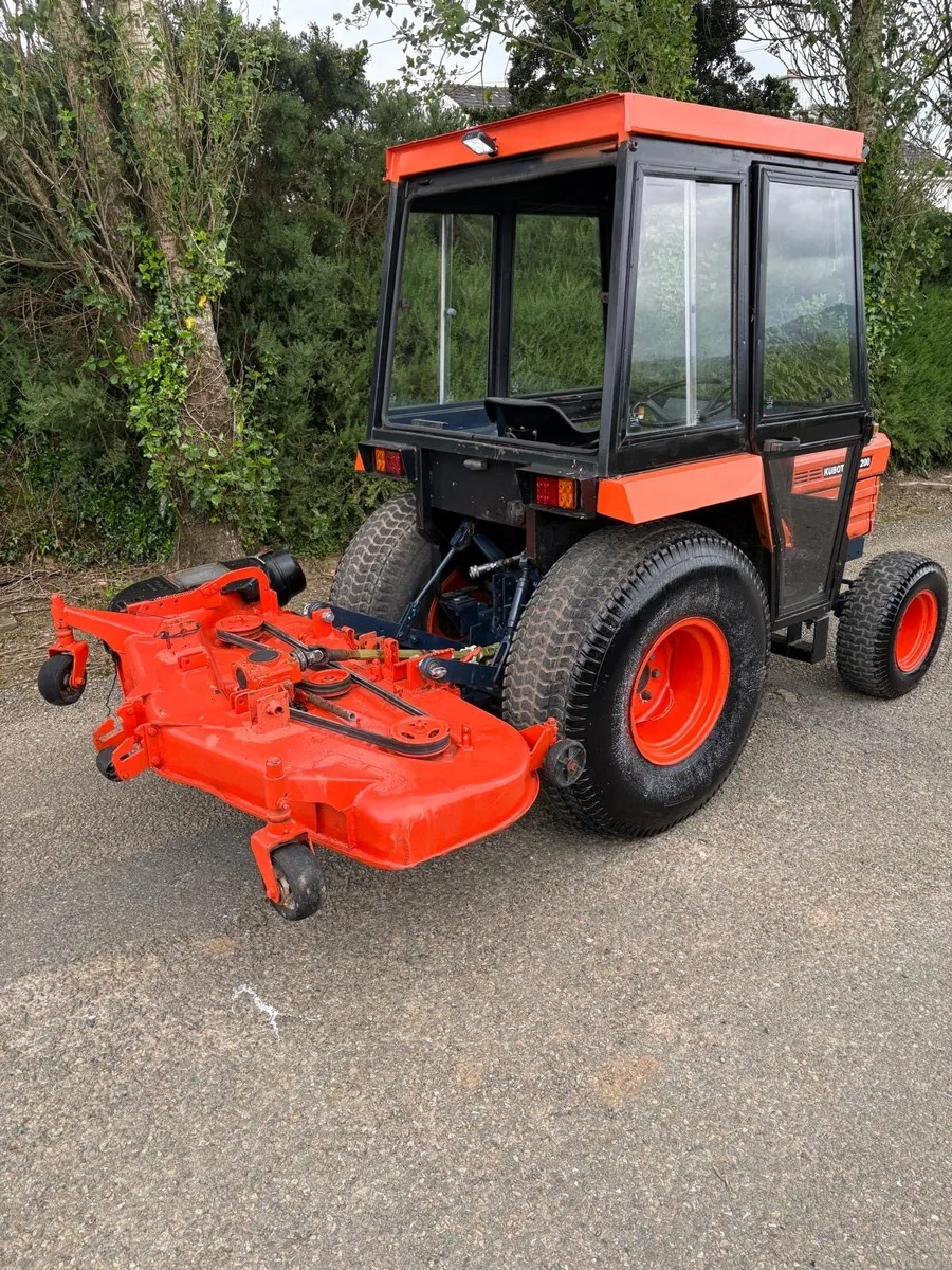 Kubota B8200 tractor with mower - Image 3