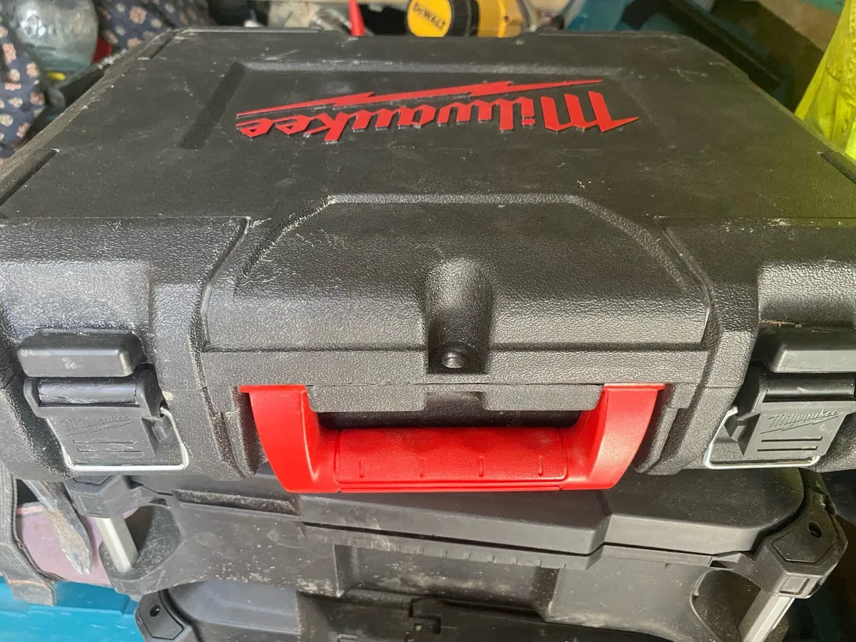 Milwaukee 1/2 impact wrench kit - Image 2